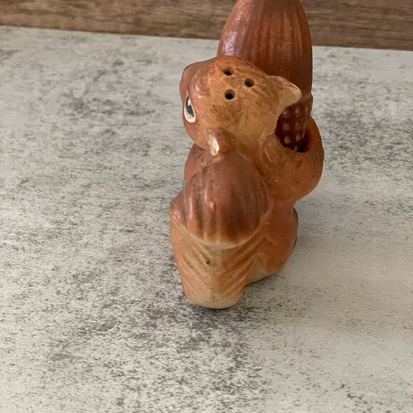 Vintage Squirrel Holding Acorn Salt Pepper Shakers Brown Hand-Painted Ceramic - Picture 2 of 10